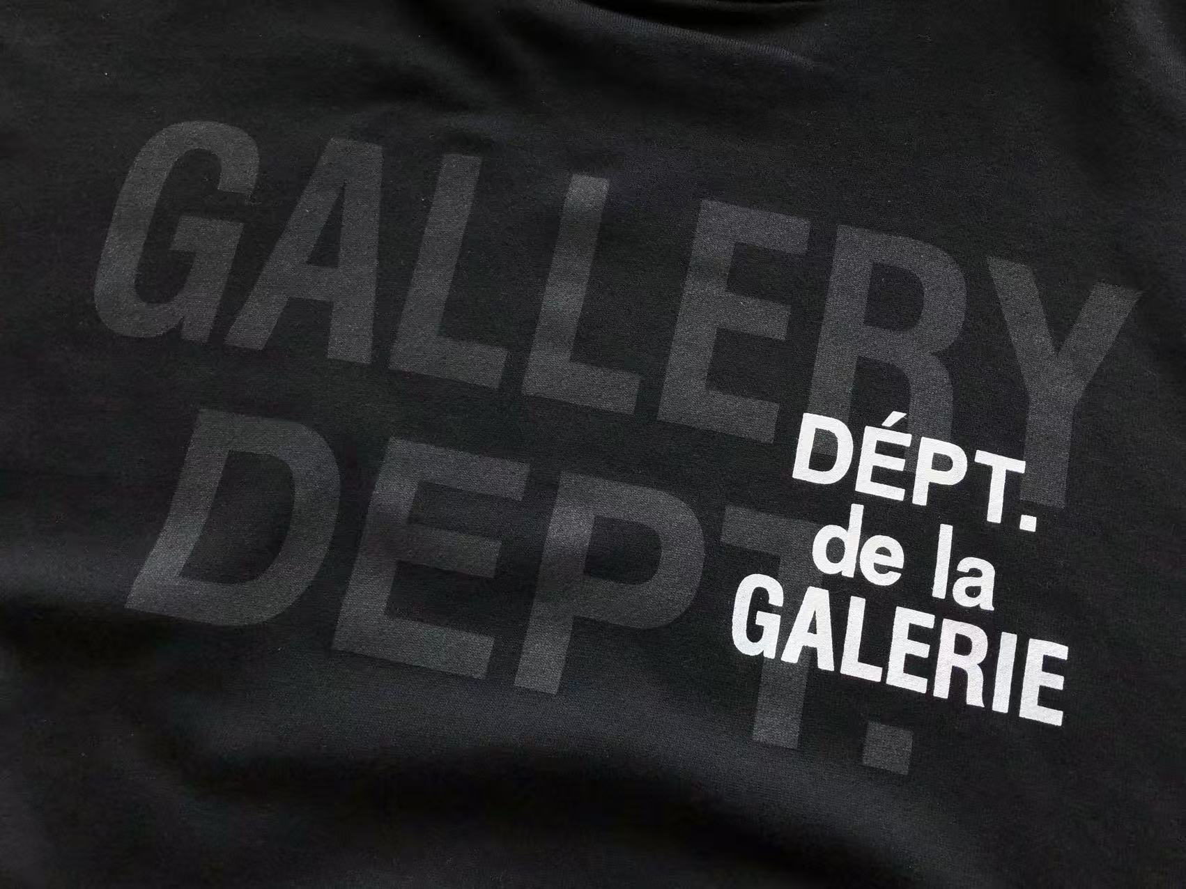 Blusa Gallery Dept. Logo