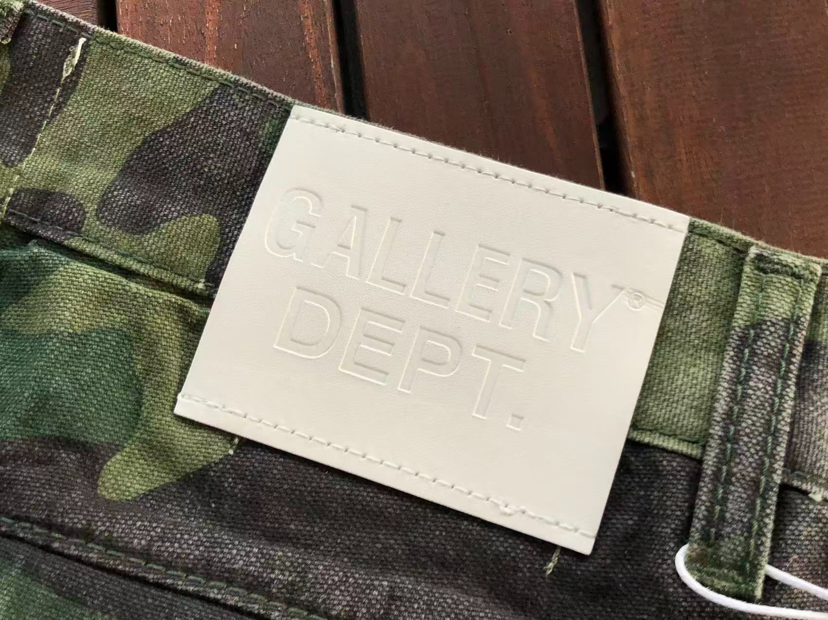 Calça Gallery dept. LA Flare Camouflage Cargo Pants